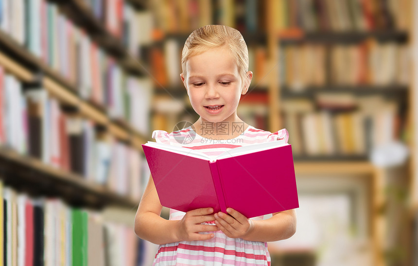 学教育学校理念微笑的小女孩图书馆书架背景下阅读书籍微笑的小女孩图书馆看书图片