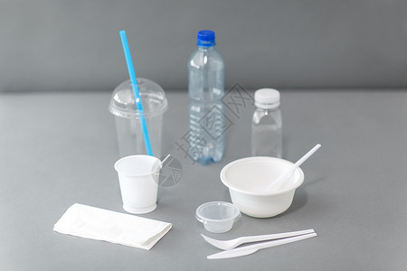 饮食,回收生态次塑料菜肴灰色背景桌上的次塑料盘子图片