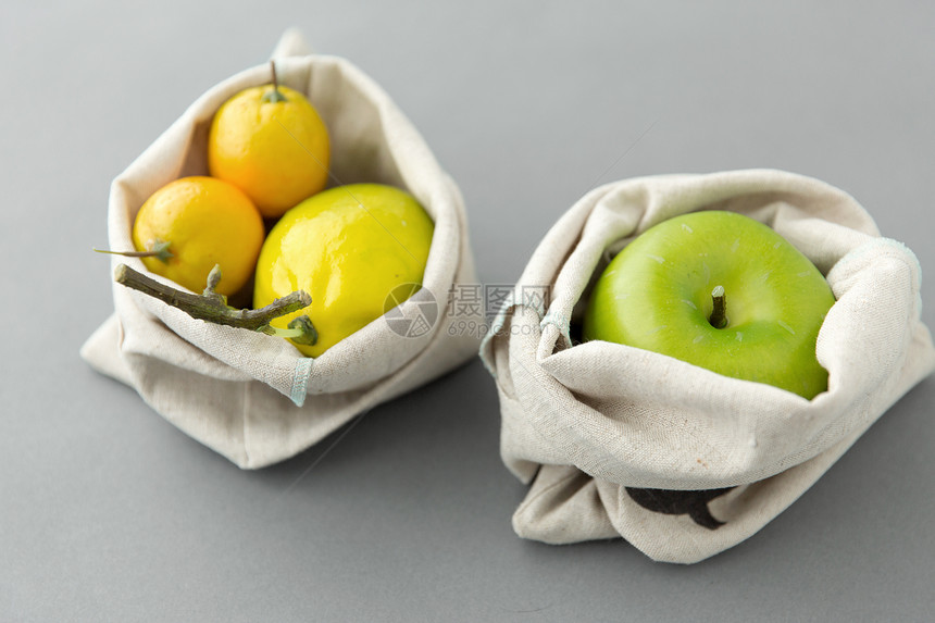 消费主义生态友好的水果可重复用的帆布袋食品购物的灰色背景水果可重复用的帆布袋,用于食品购物图片