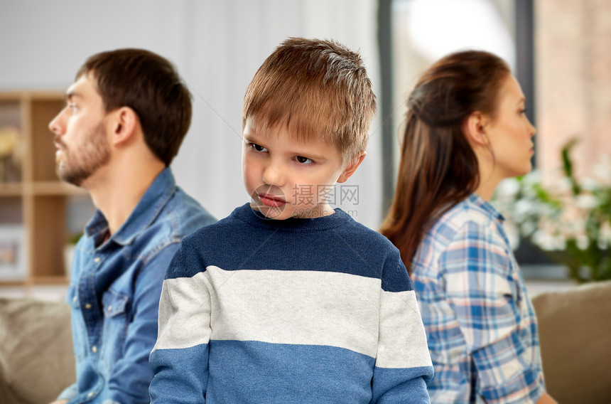 家庭问题社会问题悲伤的小男孩快乐的父母家里悲伤的小男孩快乐的父母家里图片