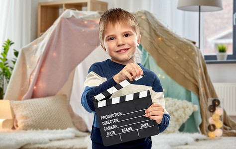 电影院选座制作,电影制作电影摄影漂亮的小男孩的肖像与拍手板Tepee孩子的房间家庭背景快乐的小男孩,家里有板背景