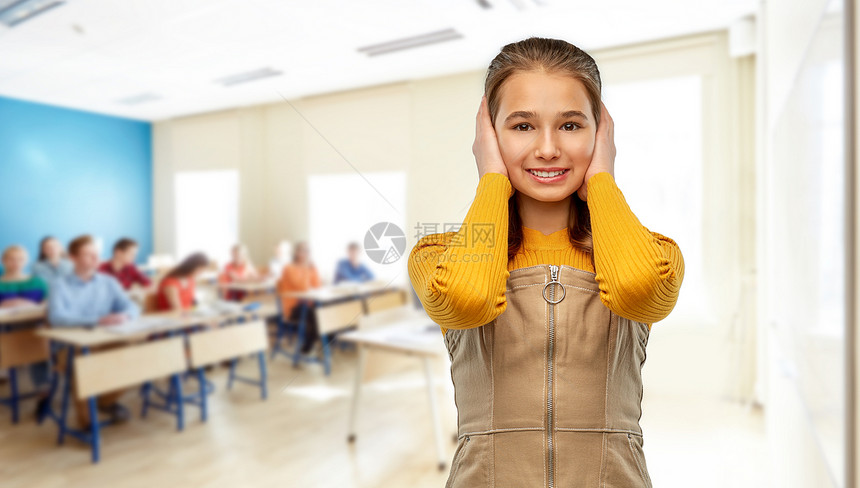 学校,教育学的微笑的十几岁的学生女孩耳朵手的课堂背景学生女孩学校用手闭耳图片