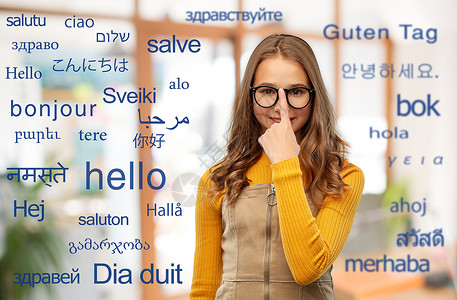 学校,教育学微笑的十几岁的学生女孩戴着眼镜,用同的外语问候语学生女孩超过外语单词背景图片