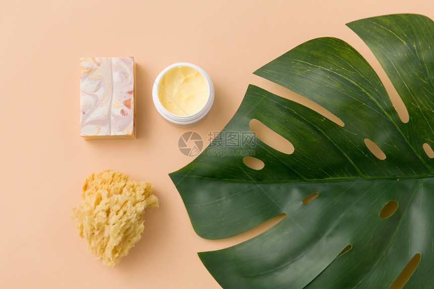 美容,水疗浴缸的精心制作的肥皂棒,天然海绵与身体黄油米色背景上的美味树叶天然肥皂,海绵,身体黄油怪物图片