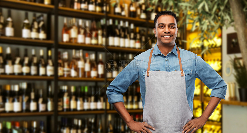 人,工作职业微笑的印度酒吧服务员或服务员围裙上的葡萄酒酒吧背景微笑的印度酒吧服务员或酒吧服务员图片