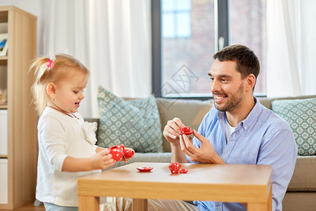 家庭,父亲童年的快乐的父亲小女儿家里玩玩具陶器父亲女儿家玩茶话会背景图片