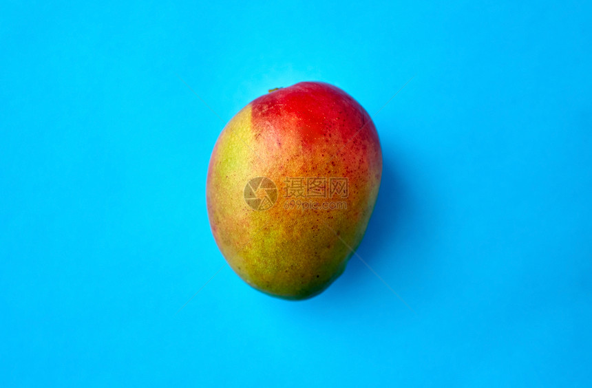 水果,饮食食物蓝色背景下成熟芒果蓝色背景上成熟的芒果图片