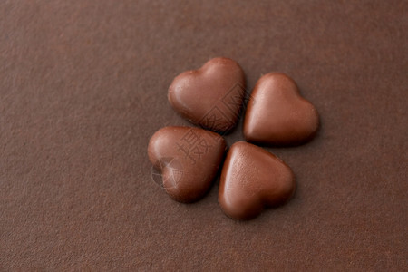 糖果,糖果食品心形巧克力糖果棕色背景心形巧克力糖果图片