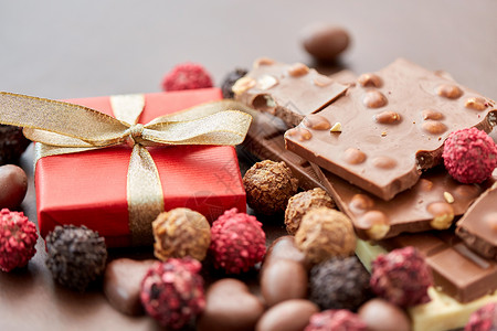 糖果,糖果食品同的巧克力棒,糖果礼品盒棕色背景同的巧克力,糖果礼物图片