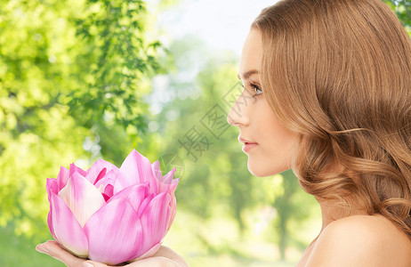 人,美护肤的美丽的女人与粉红色莲花绿色的自然背景美丽的女人,粉红色的莲花图片