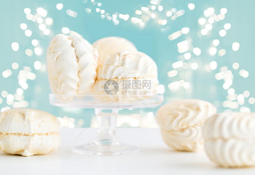 食物,糖果糖果的Zephyr甜点蛋糕站灯光蓝色背景白色的Zephyr甜点图片