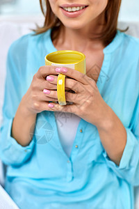 人饮料休闲用杯茶或咖啡来亲近快乐的女人用杯茶或咖啡靠近快乐的女人图片