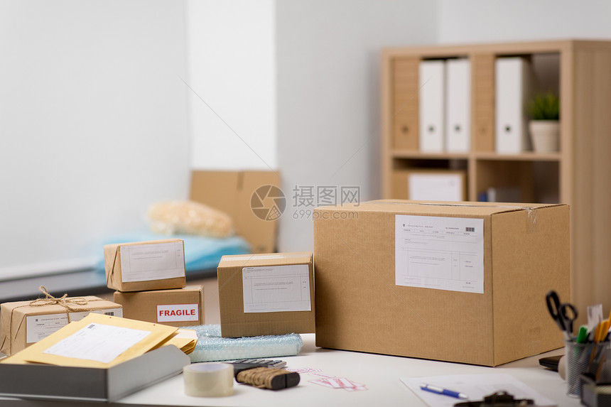 送货,邮件服务装运包裹箱包装材料邮局的桌子上邮局的包裹箱包装材料图片