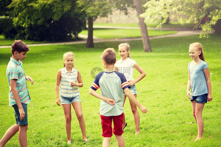 友谊,童年,休闲人的群快乐的孩子或朋友夏季公园玩游戏快乐的孩子们夏天的公园玩游戏图片