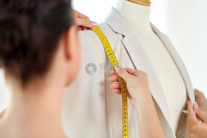裁剪缝纫服装女时装师用卷尺测量夹克时装师用卷尺测量夹克图片