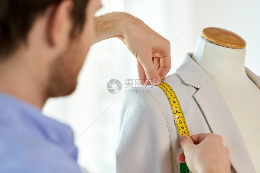 裁剪缝纫服装男时装师用卷尺测量夹克时装师用卷尺测量夹克图片