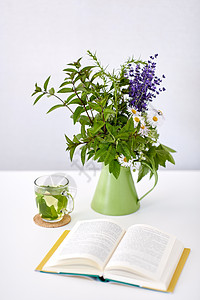 生态有机杯绿茶,书花罐桌子上凉茶,书花桌子上的水壶里背景图片