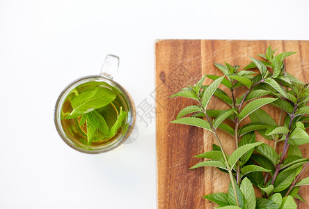 饮料,草药民族科学草药茶与新鲜薄荷木板上木板上有新鲜薄荷的草药茶乡村的高清图片素材