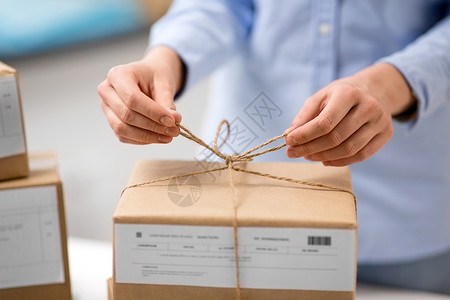 送货,邮件服务,人员装运妇女包装包裹包装包裹箱绑绳妇女邮局包装包裹绑绳图片