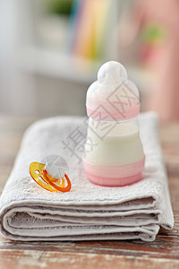 婴儿期奶瓶与婴儿奶粉,肥皂浴巾木制桌子家里奶瓶,婴儿奶粉,肥皂毛巾图片