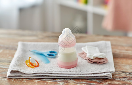 婴儿期奶瓶与婴儿奶粉东西木制桌子家里瓶子里有婴儿奶粉桌子上的东西图片