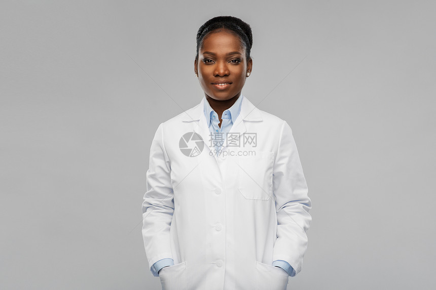 医学,职业医疗保健微笑的非裔美国女医生或科学家穿着白色外套,灰色背景快乐的非裔美国女医生或科学家图片