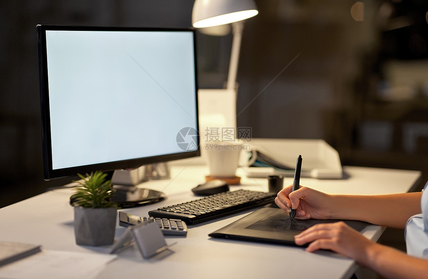 商业,技术女或平面师的手与计算机笔平板电脑夜间办公室工作办公室有电脑钢笔平板电脑的师图片