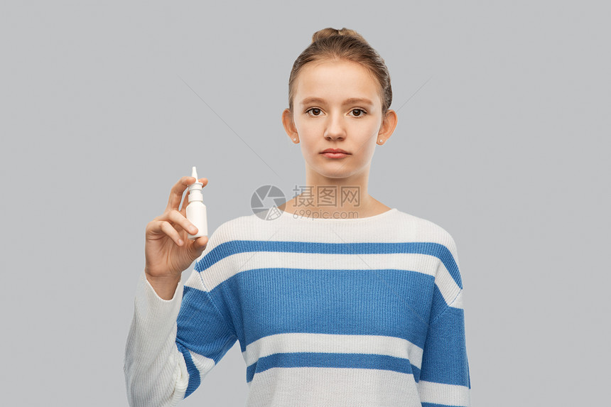 健康,医学鼻炎的十几岁的女孩鼻腔喷雾灰色背景十几岁的女孩,鼻喷灰色的背景上图片