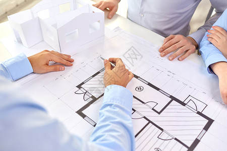 建筑,建筑业务人的密切建筑师讨论蓝图的房子项目办公室办公室用蓝图建筑师图片