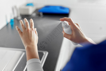 卫生保健安全女医生或护士医院喷洒抗菌洗手液医生或护士喷洒洗手液图片
