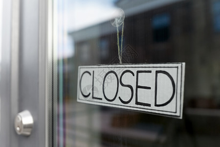 附属物小企业,大流行服务理念商店或办公室的玻璃门封闭商店或办公室的玻璃门背景