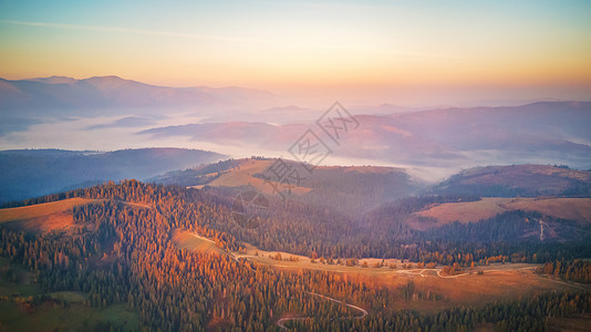 早上立了秋美丽秋山的空中全景日出山间雾谷上早上雾蒙蒙的林地乌克兰喀尔巴阡山脉背景