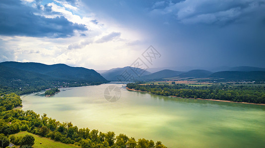 夏天的匈牙利维塞格勒附近多瑙河河谷全景的鸟瞰图背景