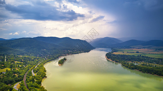 夏天的雨暴风雨的天气多瑙河河谷全景匈牙利维塞格勒附近多瑙河的鸟瞰图背景图片