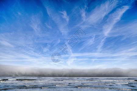 海洋上空多云的天气蓝天下向海岸走来峡湾高清图片素材