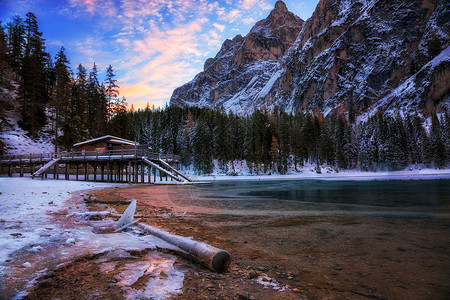 冬季日出与五颜六色的云景泻湖,白云岩,意大利意大利,白云石,泻湖上的冬季日出图片