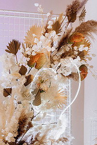 优雅的婚礼装饰由天然花卉绿色元素制成图片