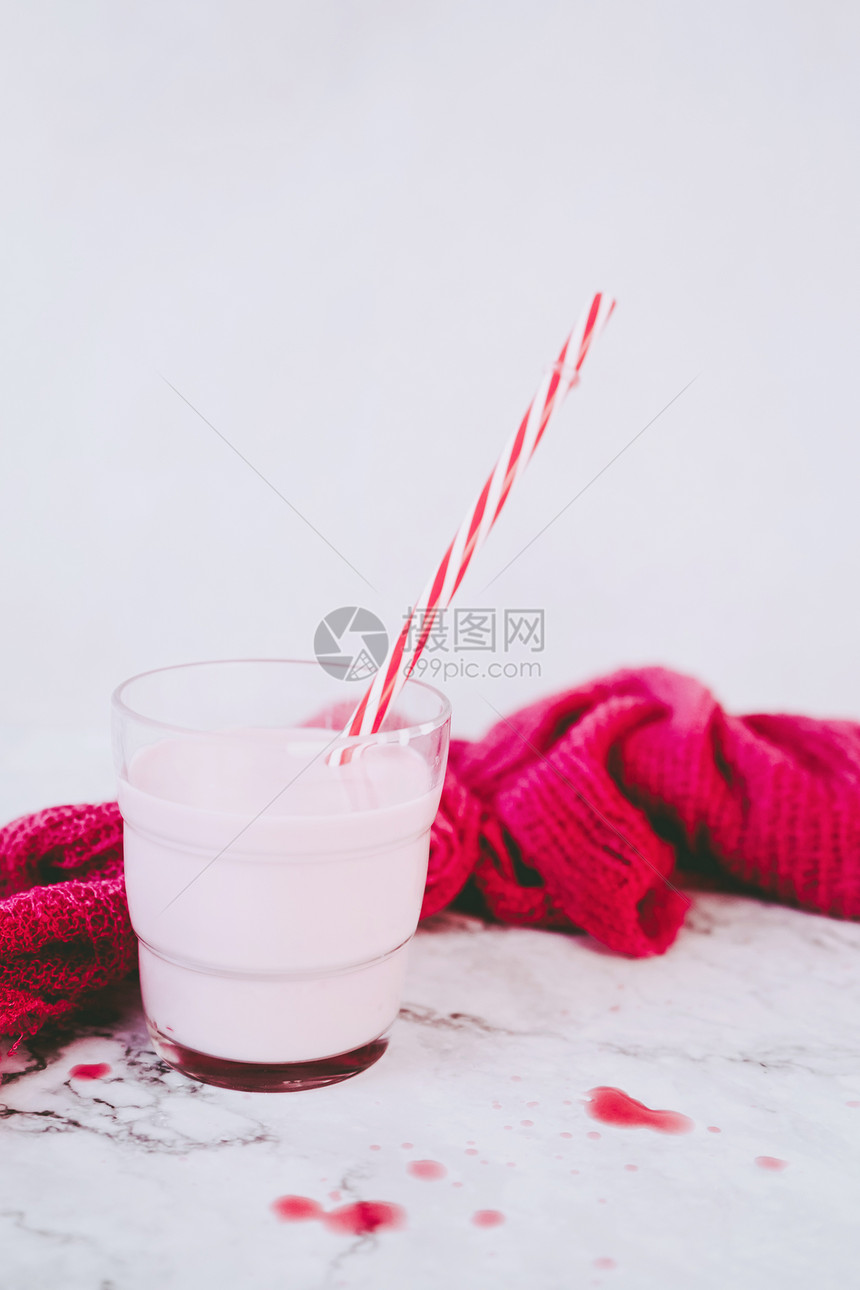 美味的草莓奶昔成分,粉红色白色图片