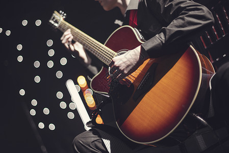 音乐会上的吉他手弹唱背景图片