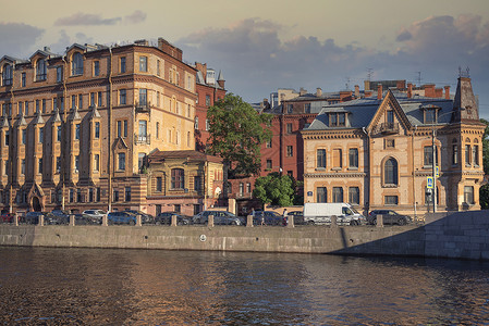 圣彼得堡街道上的运河河流高清图片