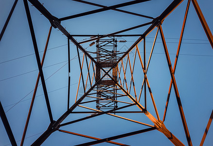 桁架柱结构下面钢结构的同几何形状图案电线杆的金属质地图片