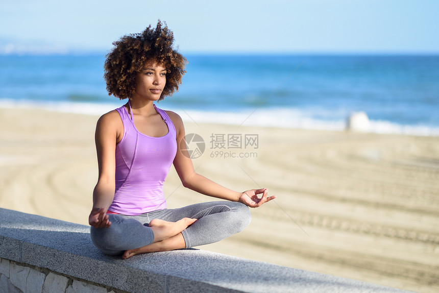 黑人女人海滩上做瑜伽图片