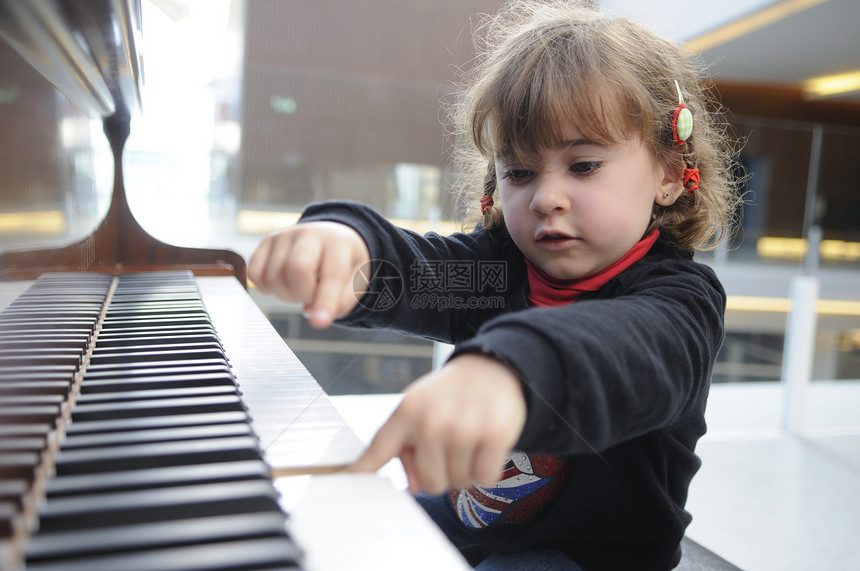 可爱的小女孩玩钢琴很开心小女孩玩钢琴很开心图片