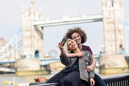 幸福的夫妇伦敦泰晤士河塔桥拍照英国幸福的夫妇塔桥拍自拍照片图片