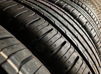 全新的汽车轮胎或轮胎排列车库,准备安装车辆上高清图片