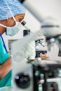 亚洲女医生或科研人员医学研究实验室或实验室用显微镜图片