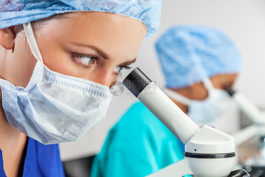 与同事起研究实验室或实验室用显微镜的女医学或科学家图片