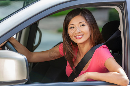 美丽的轻的中国亚裔美国女孩驾驶汽车的年轻妇女图片
