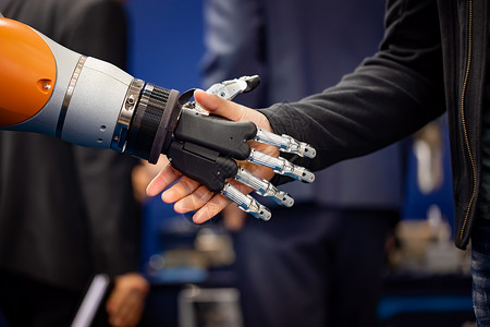 高尚机器人握手与人工智能互动的设计图片