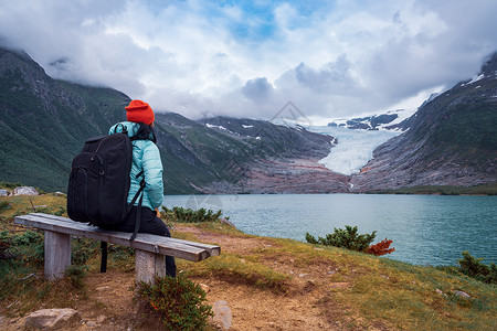 女游客看着冰川挪威的斯瓦尔蒂森冰川美丽的自然挪威高清图片